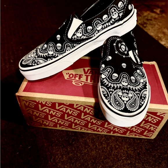 Vans Shoes - Vans Classic Slip-On Bandana Skull Print – Black/White – Women’s 5